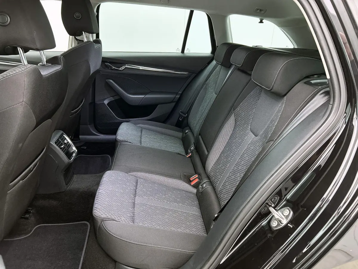 110pk Edition Plus | Elektrisch Verstelb. Bestuurdersstoel | Head-Up Display | Camera | Keyless | AUTOMAAT |