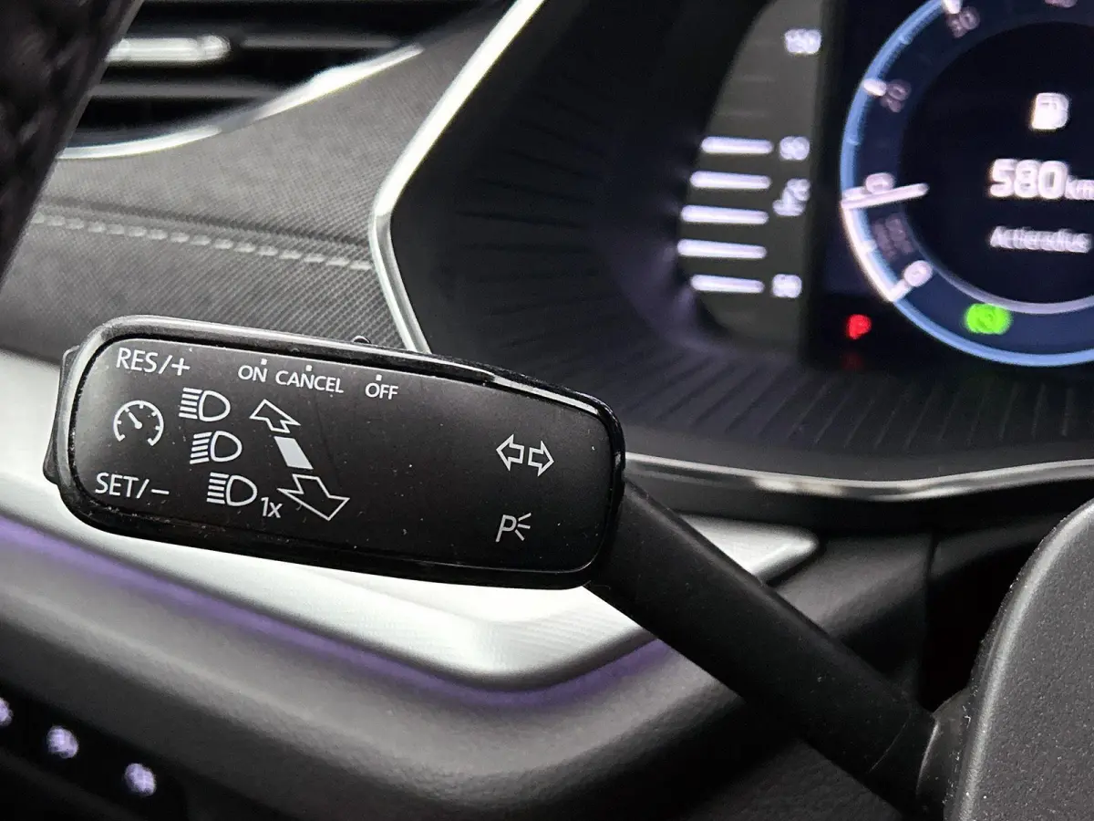 110pk Edition Plus | Elektrisch Verstelb. Bestuurdersstoel | Head-Up Display | Camera | Keyless | AUTOMAAT |