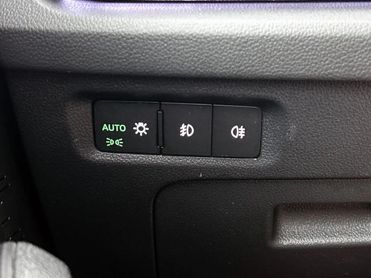110pk Edition Plus | Elektrisch Verstelb. Bestuurdersstoel | Head-Up Display | Camera | Keyless | AUTOMAAT |