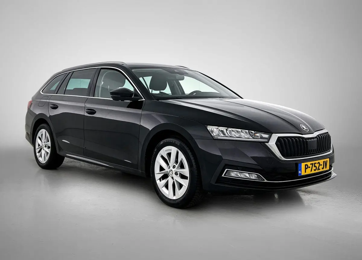 110pk Edition Plus | Elektrisch Verstelb. Bestuurdersstoel | Head-Up Display | Camera | Keyless | AUTOMAAT |