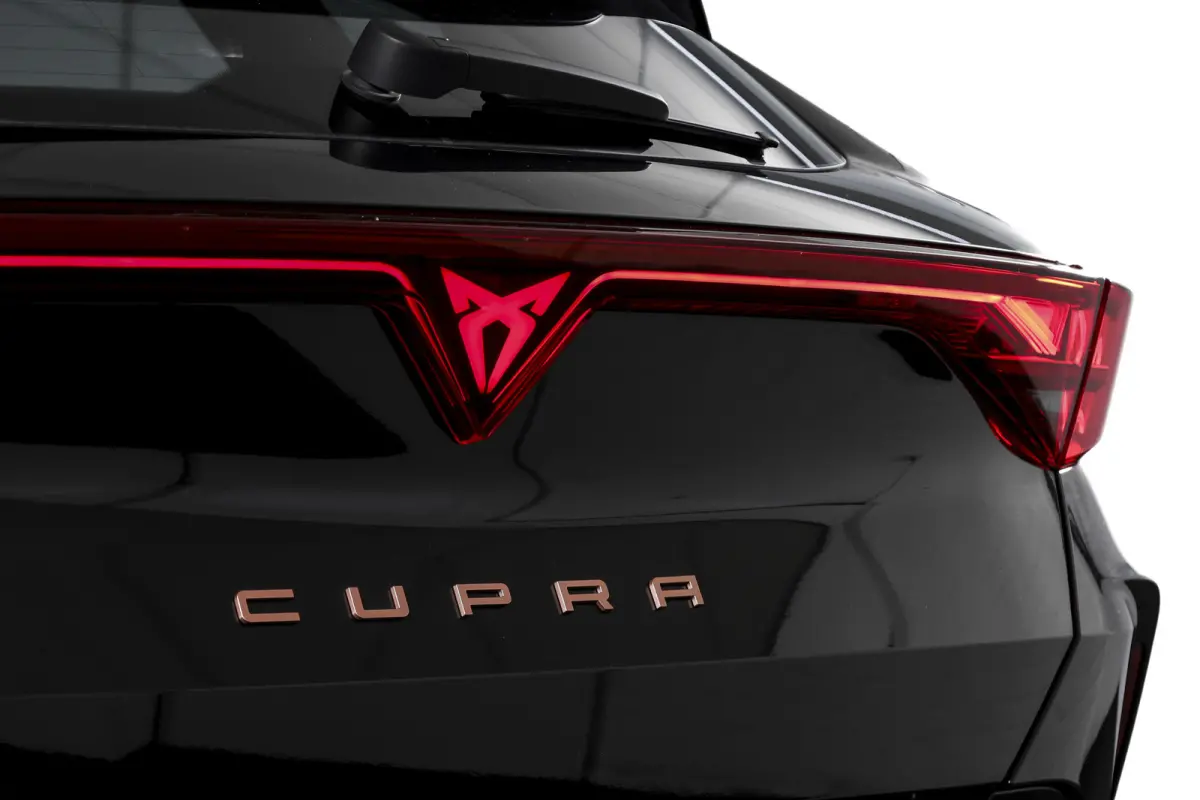 1.5 TSI e-Hybrid VZ Performance | Dig. Cockpit | Adapt. Cruise | Stoel-+Stuurverw. | PDC | Camera | NAV + App. Connect | ECC | Sennheiser | Elek. Klep | LM 19" | 5475