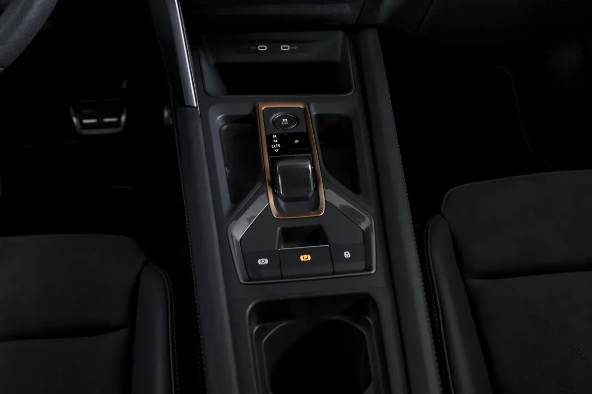 1.5 TSI e-Hybrid VZ Performance | Dig. Cockpit | Adapt. Cruise | Stoel-+Stuurverw. | PDC | Camera | NAV + App. Connect | ECC | Sennheiser | Elek. Klep | LM 19" | 5475