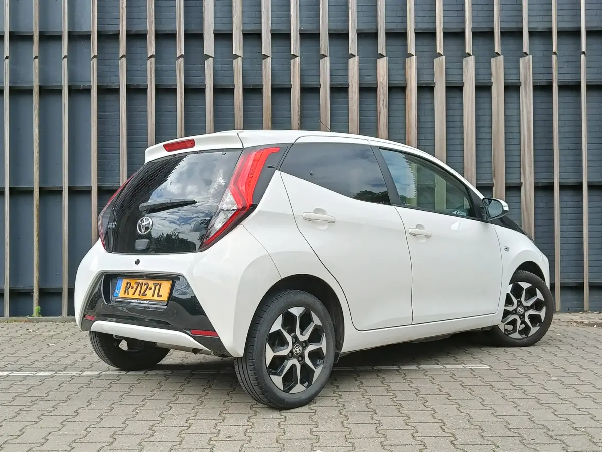 1.0 VVT-i x-joy | Stoelverwarming | Camera | Dealer Onderhouden |