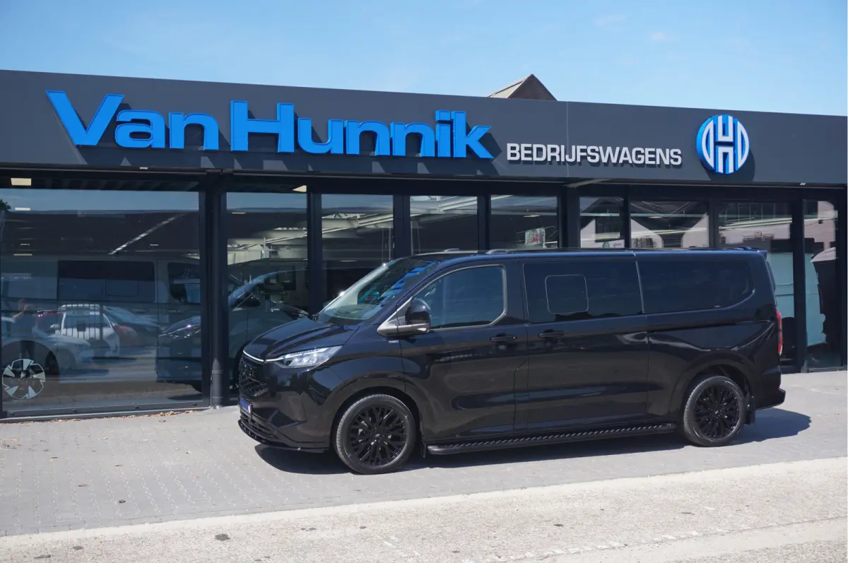 Tourneo 340L 2.5 PHEV 233PK JWR NIGHT EDITION PRIJS INCL. BPM Luxe 8 Zits, Leder, 19" LM, B&O, Pano, Elec. Schuifdeur, Trekhaak!! NR. TR4