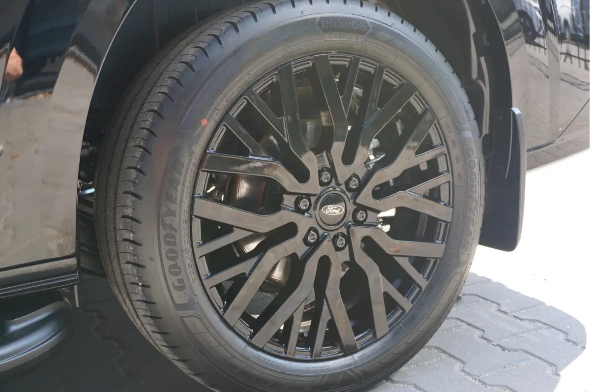 Tourneo 340L 2.5 PHEV 233PK JWR NIGHT EDITION PRIJS INCL. BPM Luxe 8 Zits, Leder, 19" LM, B&O, Pano, Elec. Schuifdeur, Trekhaak!! NR. TR4
