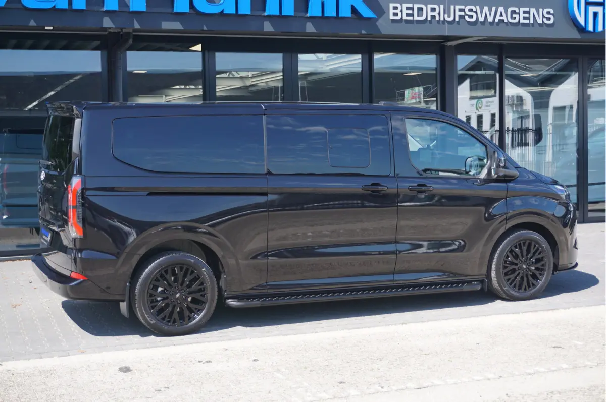 Tourneo 340L 2.5 PHEV 233PK JWR NIGHT EDITION PRIJS INCL. BPM Luxe 8 Zits, Leder, 19" LM, B&O, Pano, Elec. Schuifdeur, Trekhaak!! NR. TR4