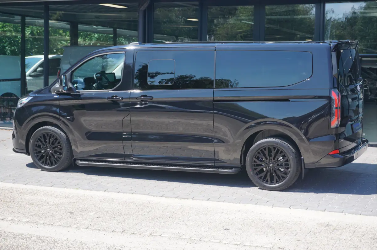 Tourneo 340L 2.5 PHEV 233PK JWR NIGHT EDITION PRIJS INCL. BPM Luxe 8 Zits, Leder, 19" LM, B&O, Pano, Elec. Schuifdeur, Trekhaak!! NR. TR4
