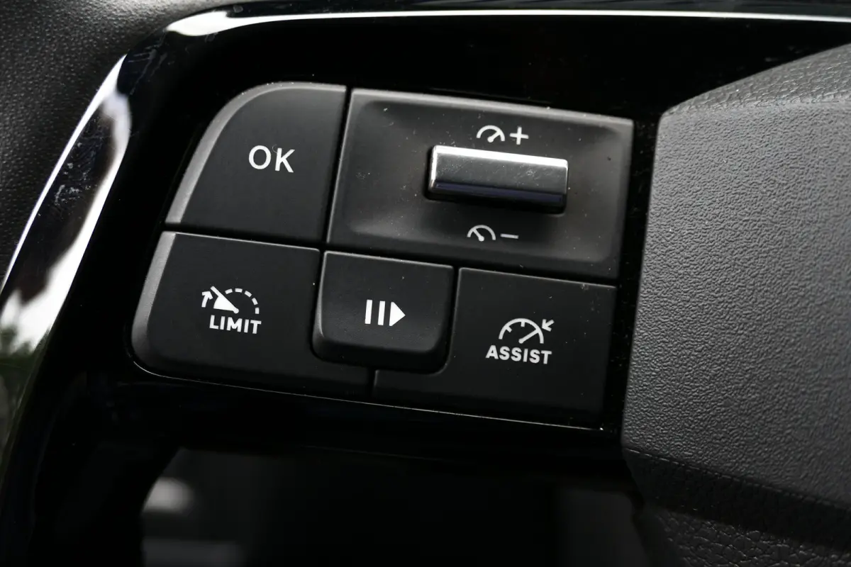 2.0 DIESEL 145PK L2H1 / CAMERA / STOEL-STUURVERWARMING / 3-ZITS / BETIMMERING / NAVI / AIRCO / LED / PDC / BLUETOOTH / CRUISECONTROL / 1E EIGENAAR / SCHITTERENDE STAAT !!