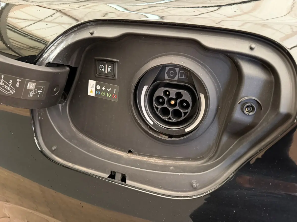1.6 PLUG-IN HYBRID 180PK ACTIVE PACK / AFN. TREKHAAK / SOH 99% / 17" LMV / LED / NAVI / CLIMA / PDC / BLUETOOTH / CRUISECONTROL / 1E EIGENAAR / SCHITTERENDE STAAT !!