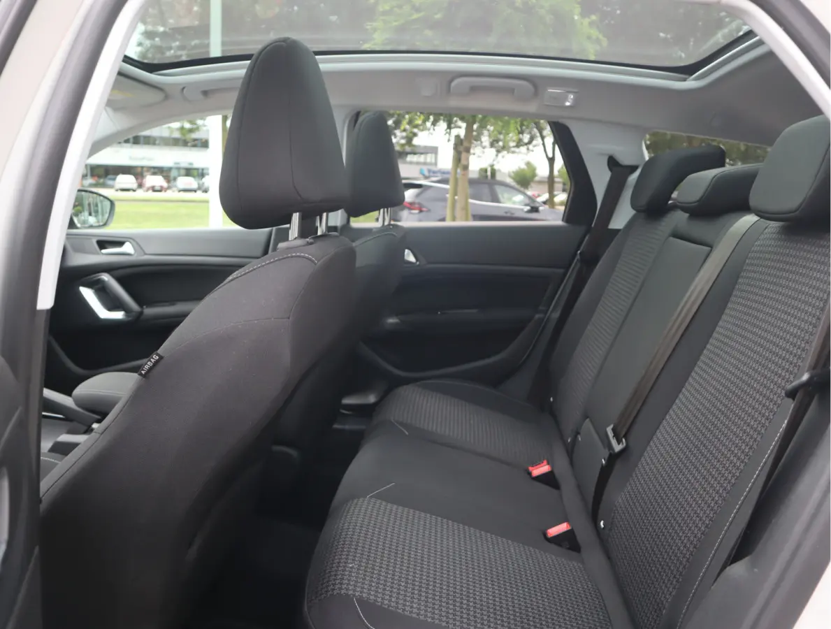 1.2 PureTech Blue Lease Executive Navi / Climate / Pano / Pdc / Elekramen / Distributie recent vervangen / Onderhoud reeds uitgevoerd /