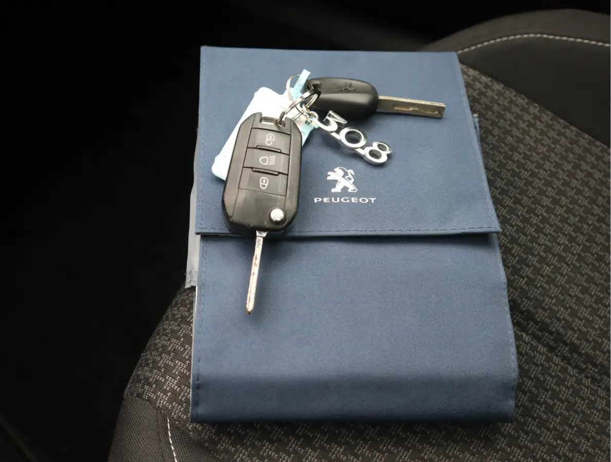 1.2 PureTech Blue Lease Executive Navi / Climate / Pano / Pdc / Elekramen / Distributie recent vervangen / Onderhoud reeds uitgevoerd /