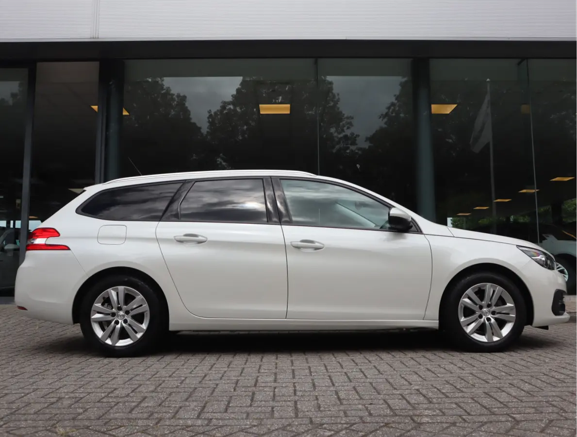 1.2 PureTech Blue Lease Executive Navi / Climate / Pano / Pdc / Elekramen / Distributie recent vervangen / Onderhoud reeds uitgevoerd /