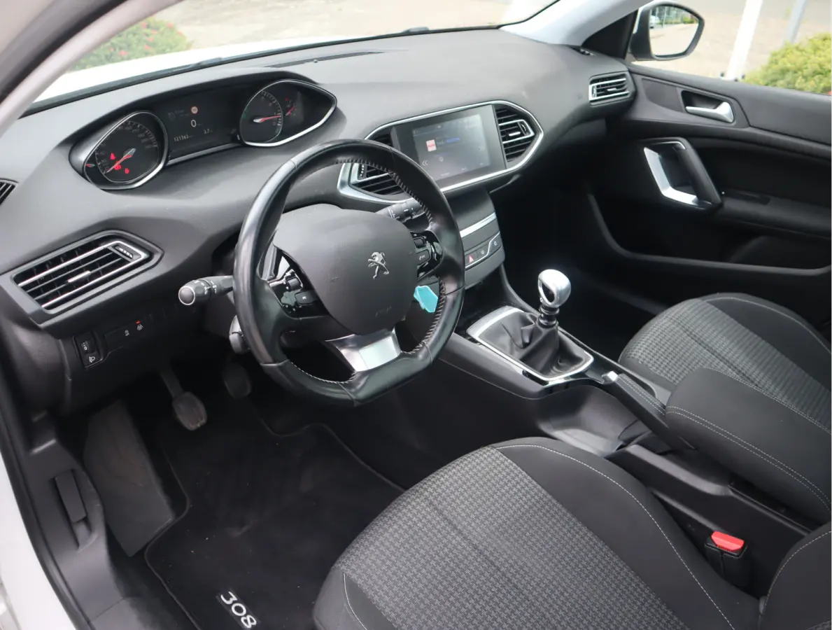 1.2 PureTech Blue Lease Executive Navi / Climate / Pano / Pdc / Elekramen / Distributie recent vervangen / Onderhoud reeds uitgevoerd /