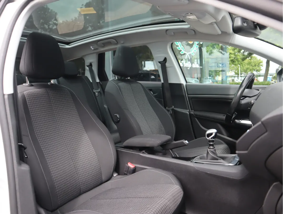 1.2 PureTech Blue Lease Executive Navi / Climate / Pano / Pdc / Elekramen / Distributie recent vervangen / Onderhoud reeds uitgevoerd /