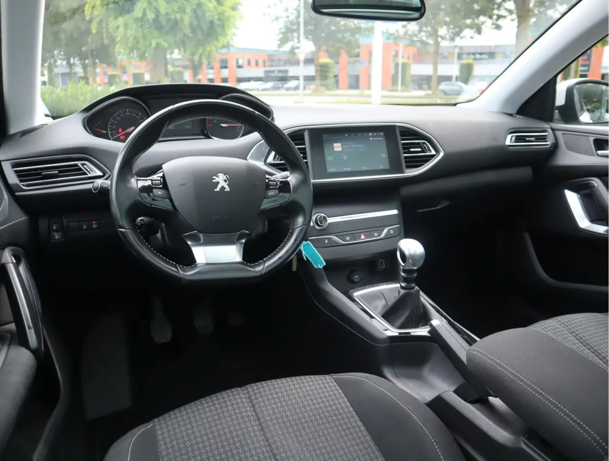 1.2 PureTech Blue Lease Executive Navi / Climate / Pano / Pdc / Elekramen / Distributie recent vervangen / Onderhoud reeds uitgevoerd /