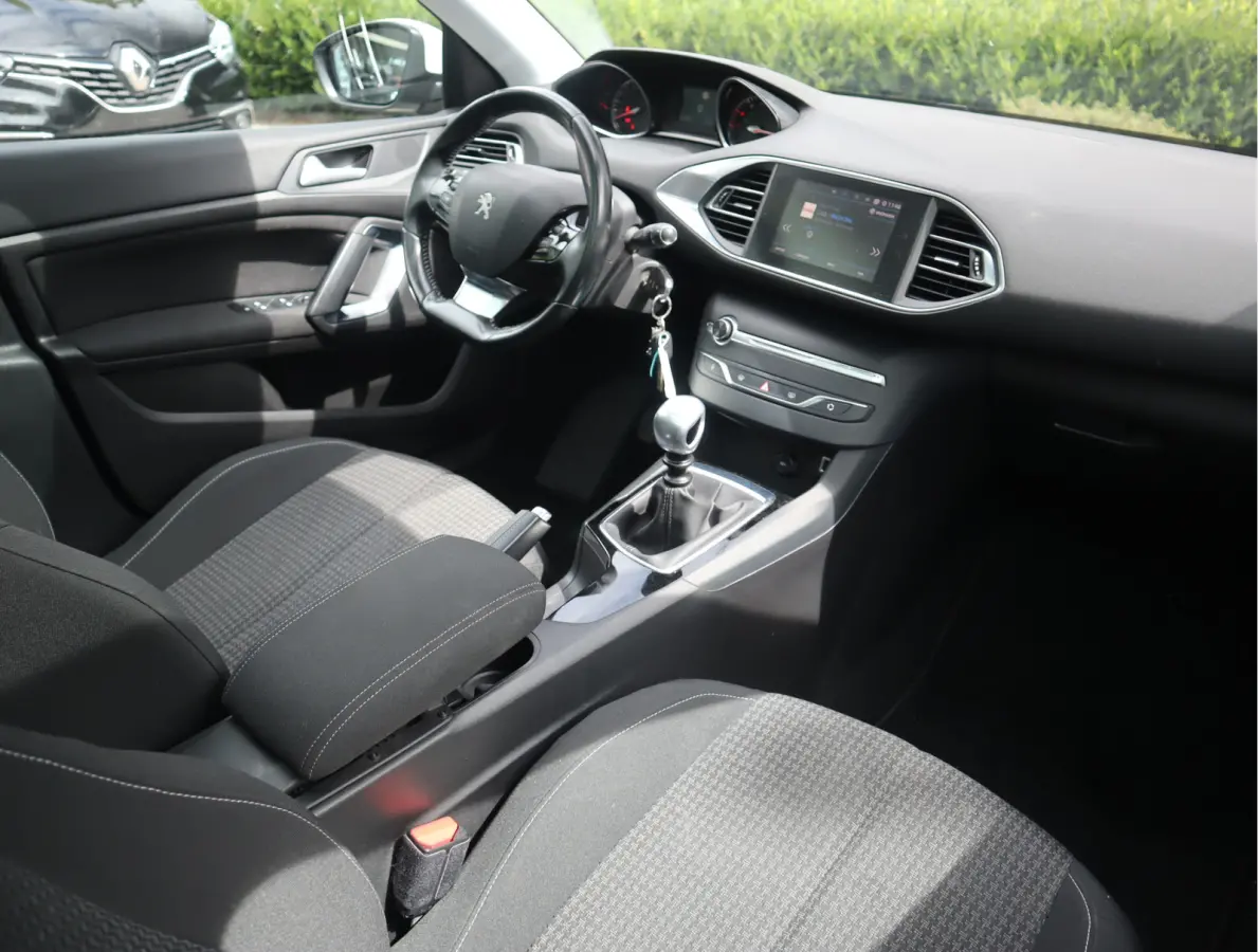 1.2 PureTech Blue Lease Executive Navi / Climate / Pano / Pdc / Elekramen / Distributie recent vervangen / Onderhoud reeds uitgevoerd /