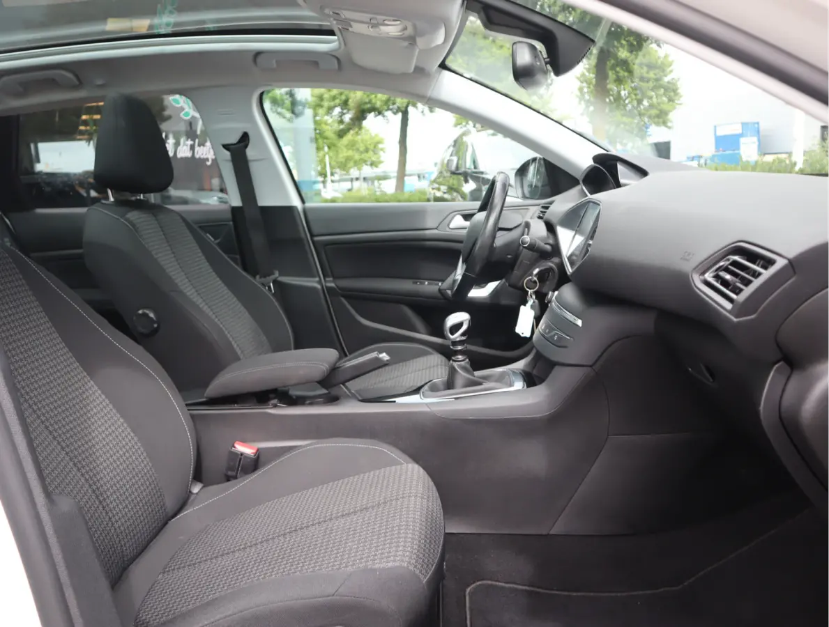 1.2 PureTech Blue Lease Executive Navi / Climate / Pano / Pdc / Elekramen / Distributie recent vervangen / Onderhoud reeds uitgevoerd /