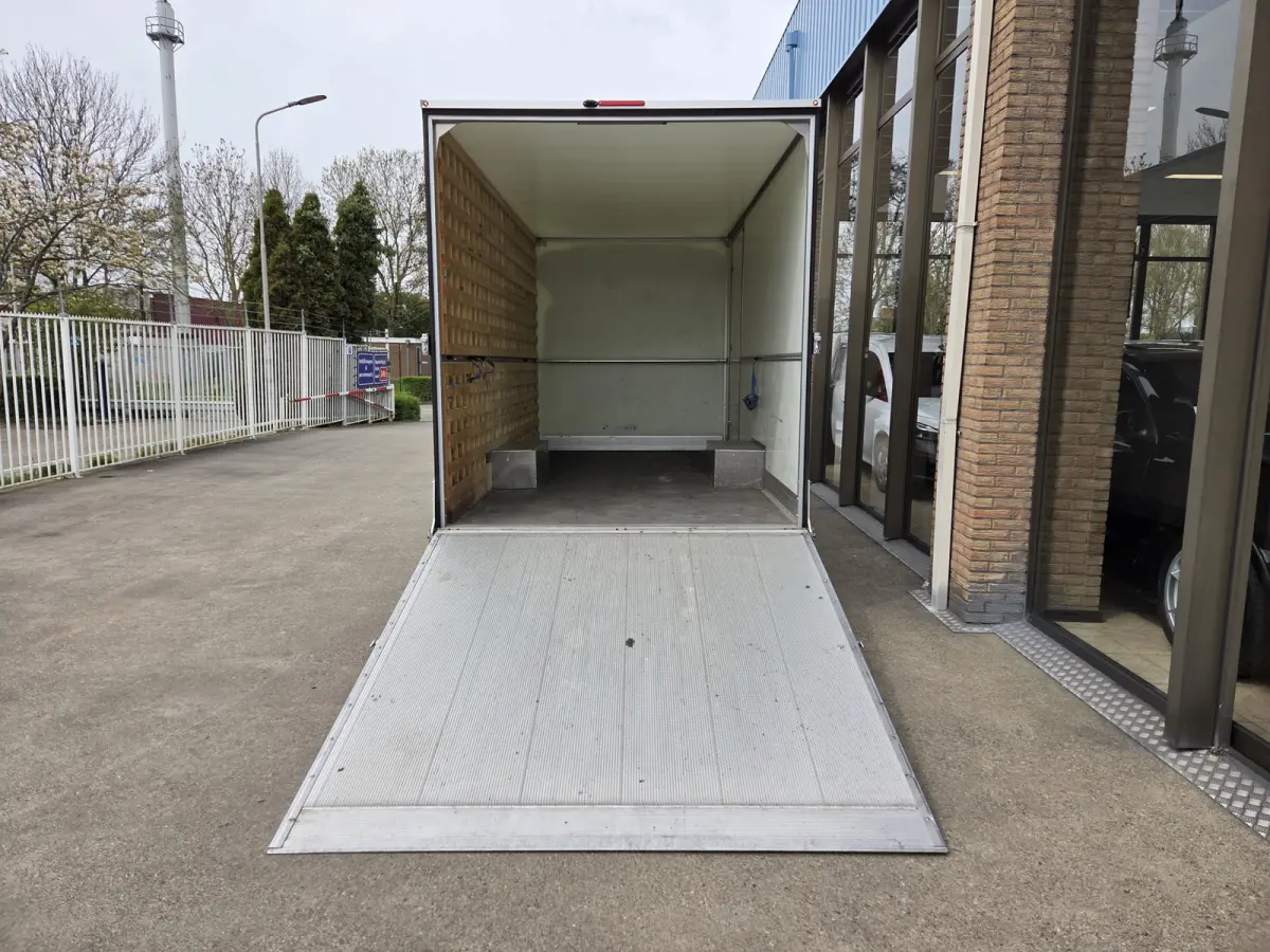 / Peugeot Boxer 140 PK Lowliner Laadklep / Oprijklep Lage instap Airco Cruisecontrol