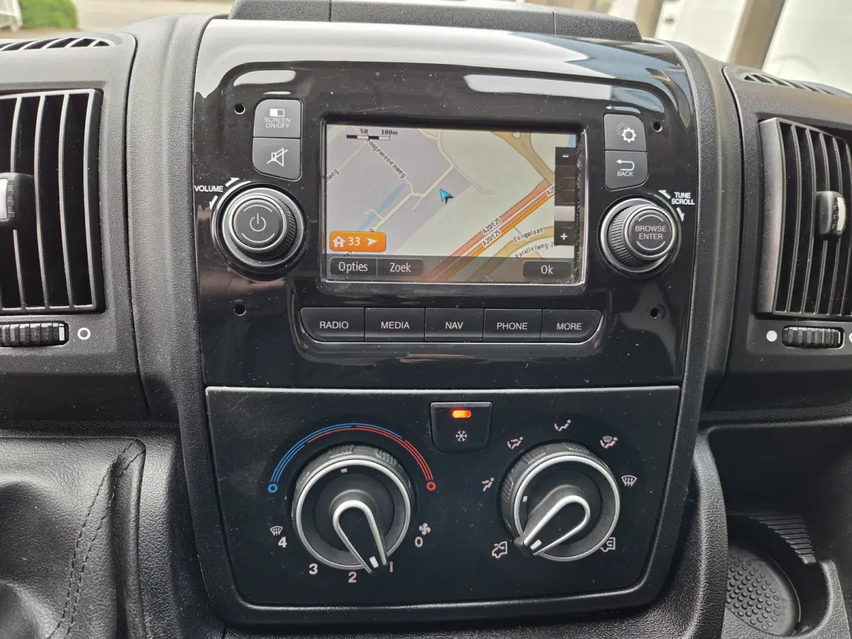 / Peugeot Boxer 140 PK Lowliner Laadklep / Oprijklep Lage instap Airco Cruisecontrol