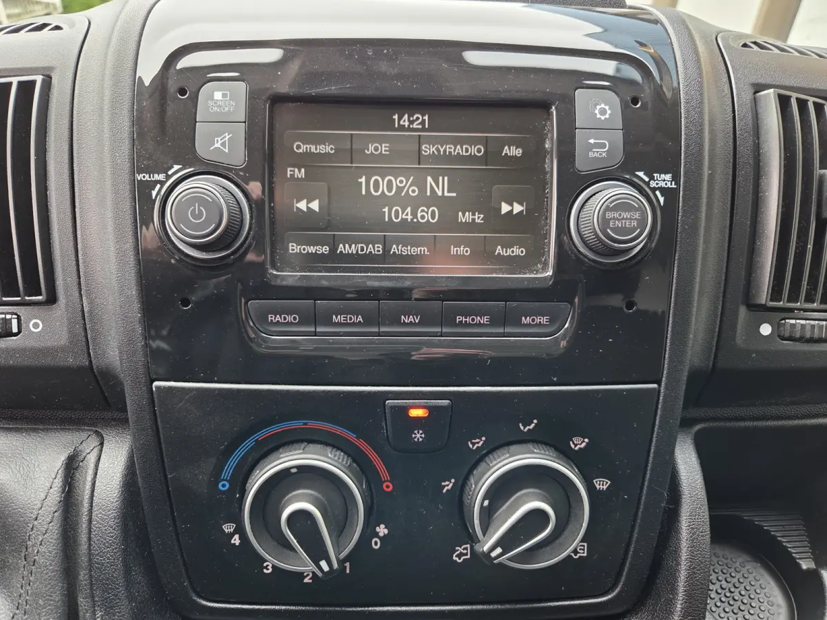/ Peugeot Boxer 140 PK Lowliner Laadklep / Oprijklep Lage instap Airco Cruisecontrol