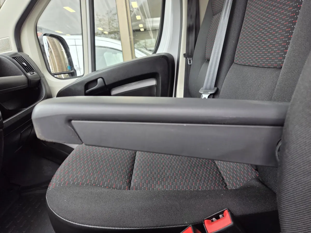 / Peugeot Boxer 140 PK Lowliner Laadklep / Oprijklep Lage instap Airco Cruisecontrol