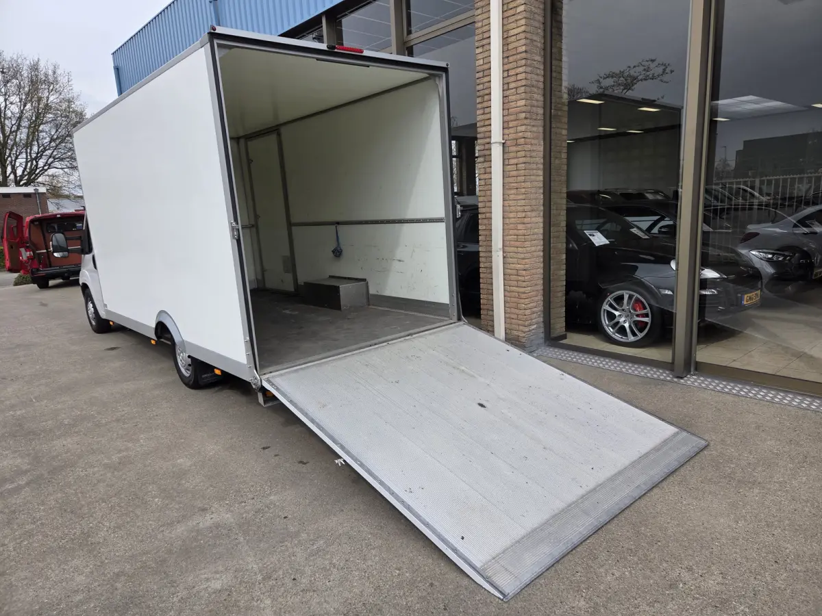 / Peugeot Boxer 140 PK Lowliner Laadklep / Oprijklep Lage instap Airco Cruisecontrol