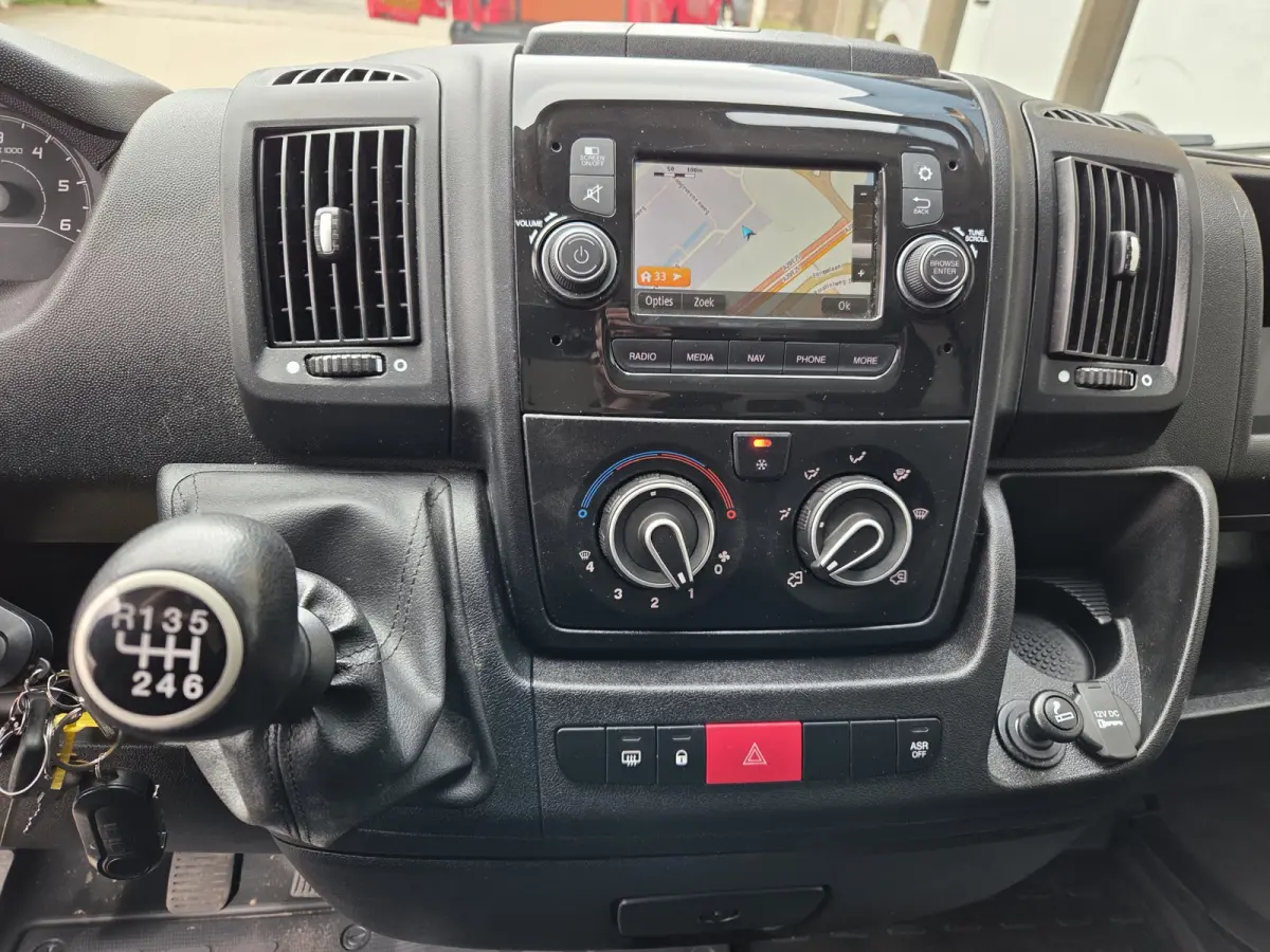 / Peugeot Boxer 140 PK Lowliner Laadklep / Oprijklep Lage instap Airco Cruisecontrol