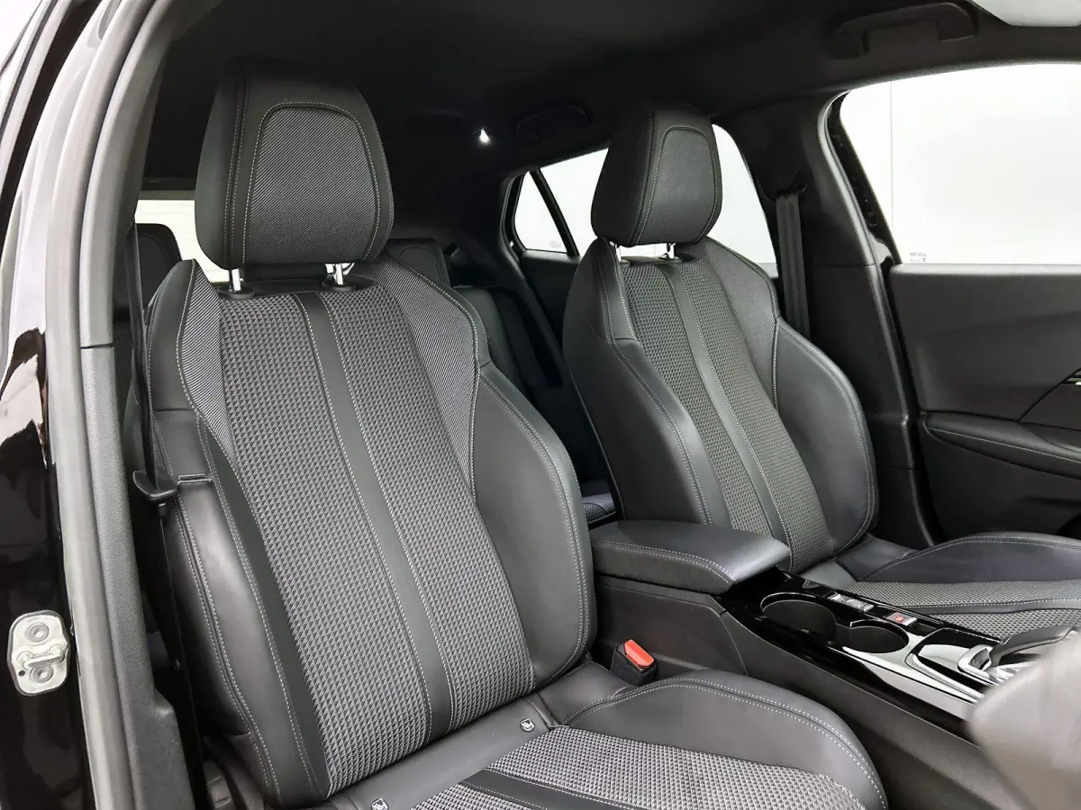 1.2 130pk GT Automaat | 1ste Eigenaar | Navigatie | Climate Control | Cruise Control | Achteruitrijcamera | Dodehoekdetectie | 17" Lichtmetalen Velgen | LED | Apple Carplay/Android Auto |
