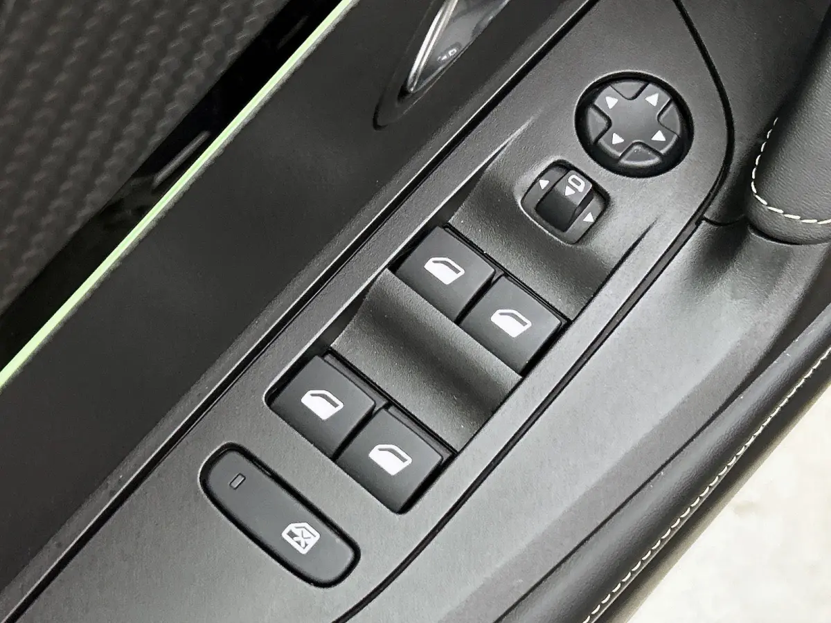 1.2 130pk GT Automaat | 1ste Eigenaar | Navigatie | Climate Control | Cruise Control | Achteruitrijcamera | Dodehoekdetectie | 17" Lichtmetalen Velgen | LED | Apple Carplay/Android Auto |