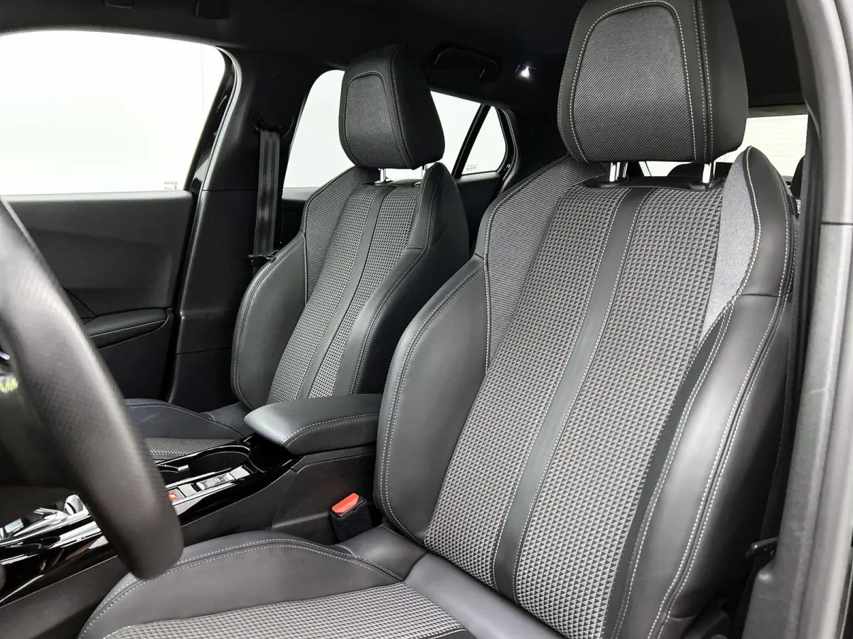 1.2 130pk GT Automaat | 1ste Eigenaar | Navigatie | Climate Control | Cruise Control | Achteruitrijcamera | Dodehoekdetectie | 17" Lichtmetalen Velgen | LED | Apple Carplay/Android Auto |