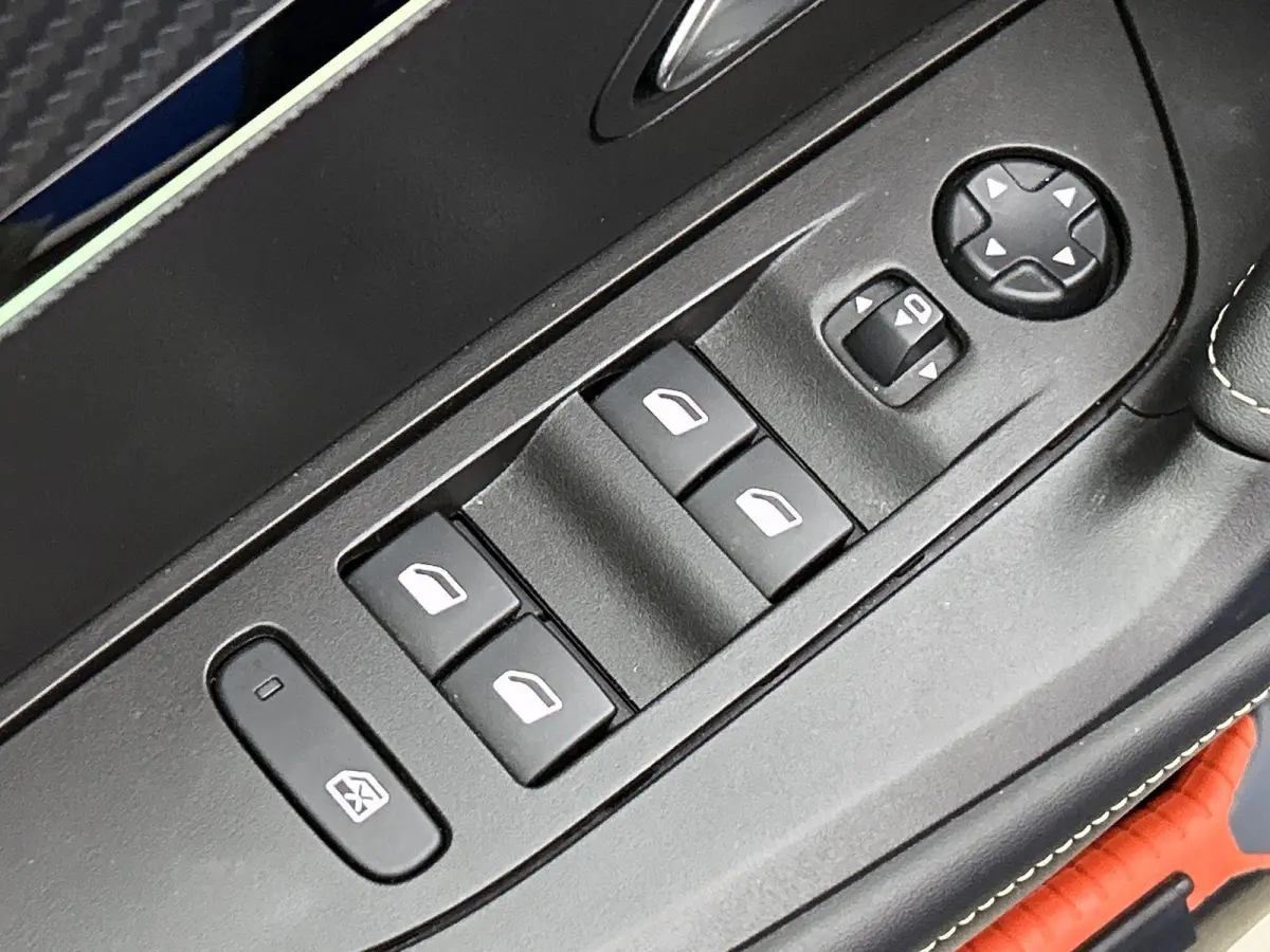 1.2 130pk GT-Line | Climate Control | Cruise Control | Achteruitrijcamera | Parkeersensoren Voor + Achter | LED | 17' Lichtmetalen Velgen | Apple Carplay/Android Auto |
