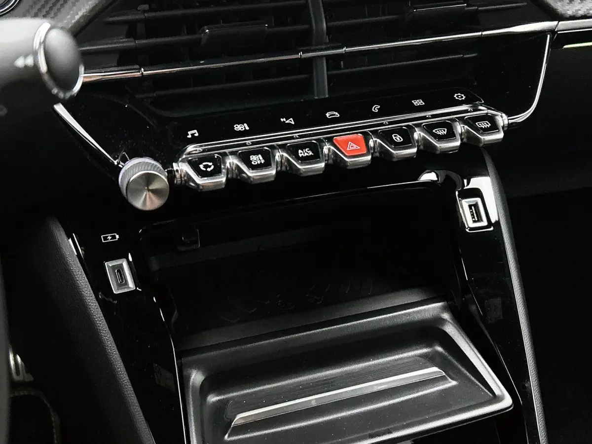 1.2 130pk GT-Line | Climate Control | Cruise Control | Achteruitrijcamera | Parkeersensoren Voor + Achter | LED | 17' Lichtmetalen Velgen | Apple Carplay/Android Auto |