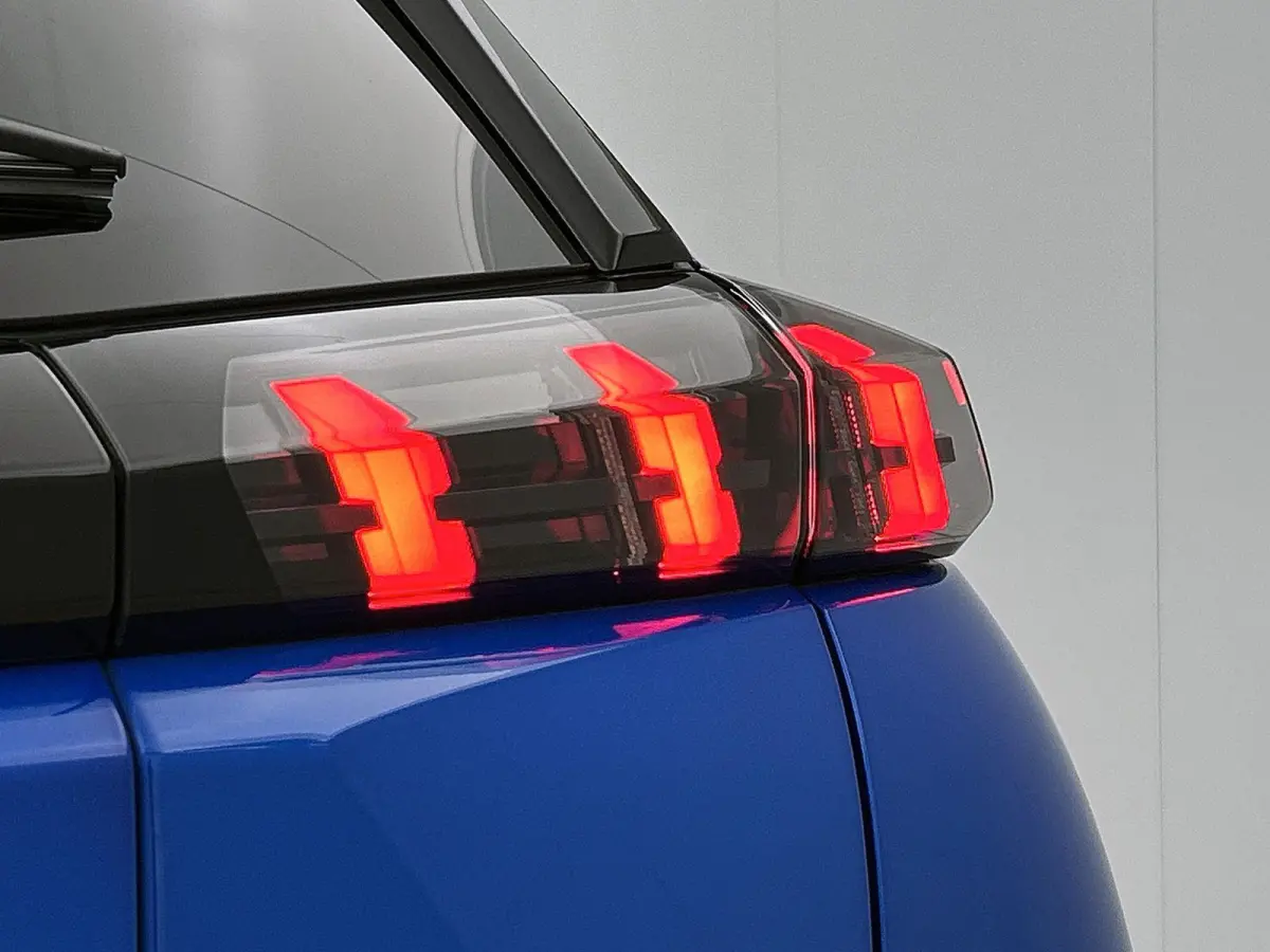 1.2 130pk GT-Line | Climate Control | Cruise Control | Achteruitrijcamera | Parkeersensoren Voor + Achter | LED | 17' Lichtmetalen Velgen | Apple Carplay/Android Auto |