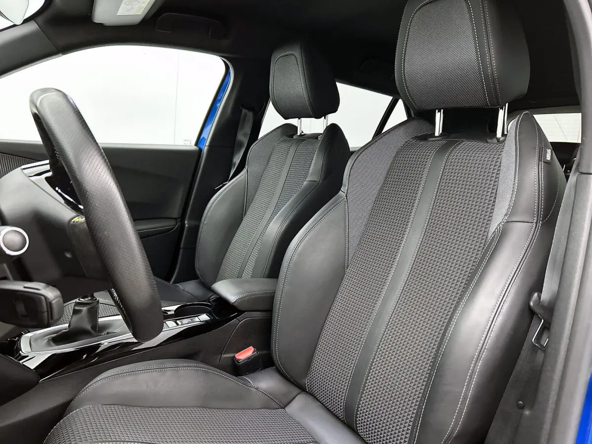 1.2 130pk GT-Line | Climate Control | Cruise Control | Achteruitrijcamera | Parkeersensoren Voor + Achter | LED | 17' Lichtmetalen Velgen | Apple Carplay/Android Auto |
