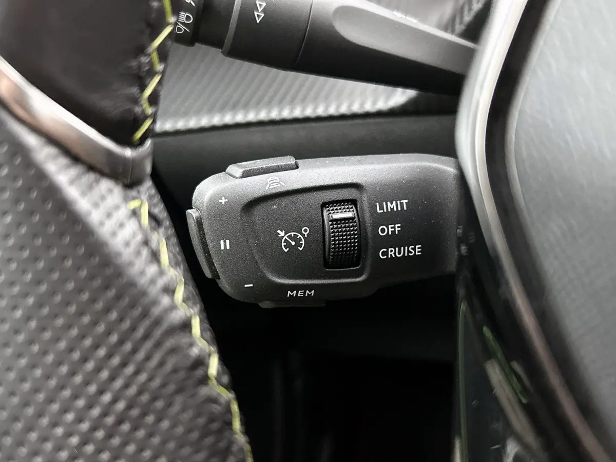 1.2 130pk GT-Line | Climate Control | Cruise Control | Achteruitrijcamera | Parkeersensoren Voor + Achter | LED | 17' Lichtmetalen Velgen | Apple Carplay/Android Auto |