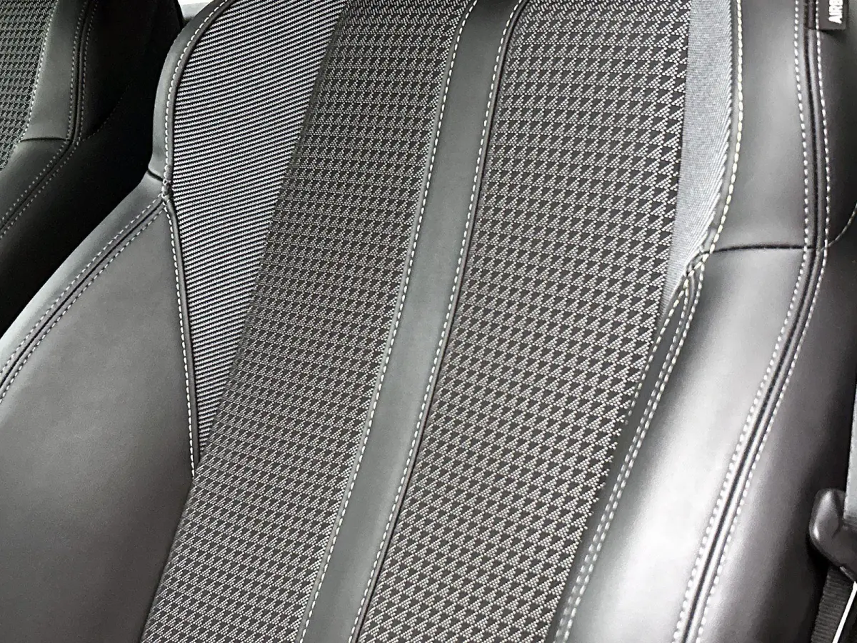 1.2 130pk GT-Line | Climate Control | Cruise Control | Achteruitrijcamera | Parkeersensoren Voor + Achter | LED | 17' Lichtmetalen Velgen | Apple Carplay/Android Auto |