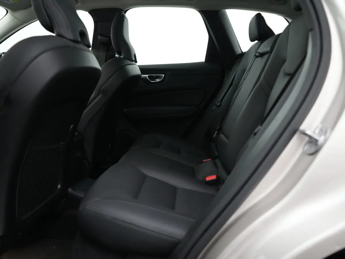 T6 Recharge AWD Plus Dark | Panoramadak | 360° Camera | Trekhaak | All Season | Leder | Keyless