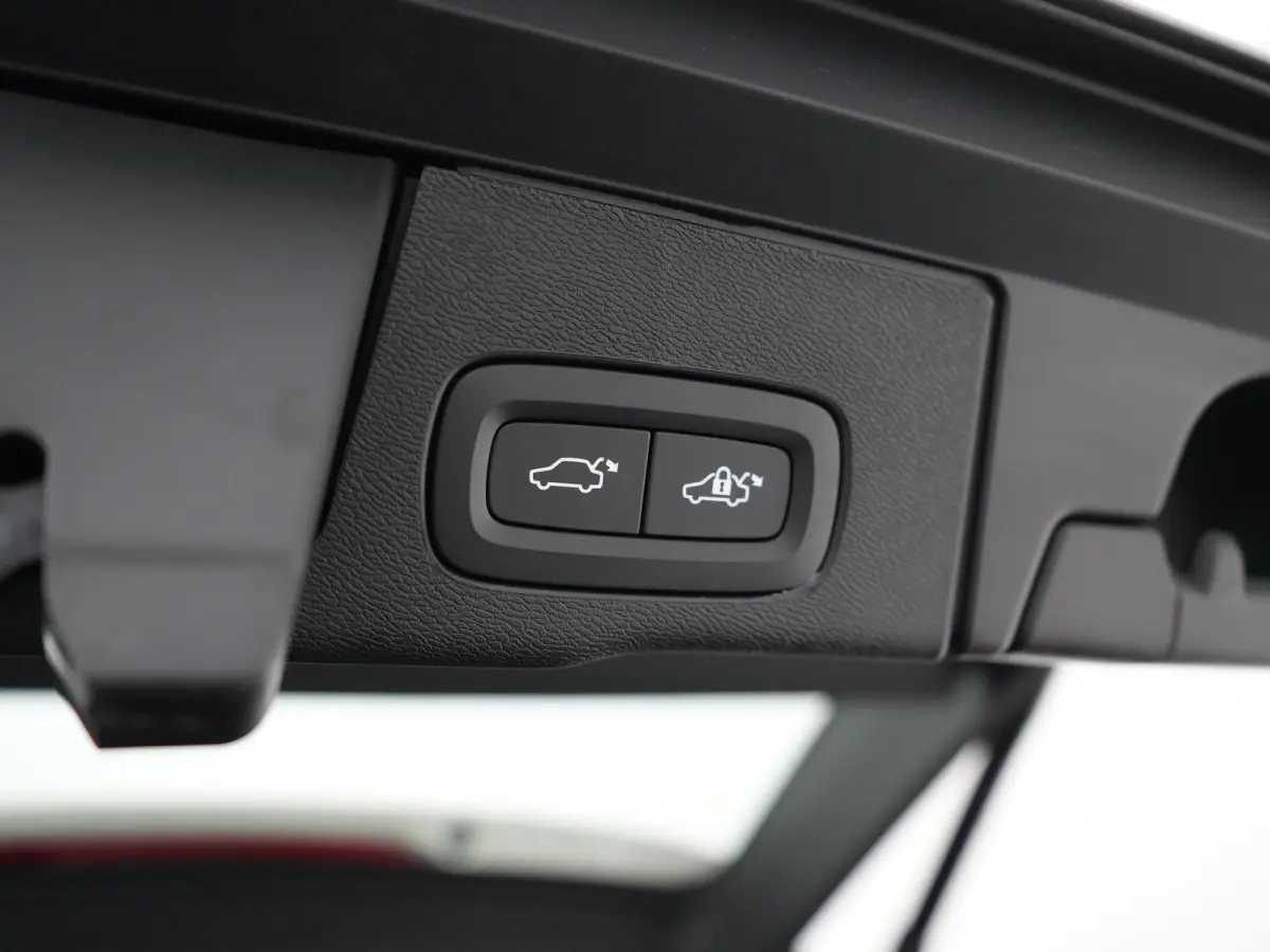 T6 Recharge AWD Plus Dark | Panoramadak | 360° Camera | Trekhaak | All Season | Leder | Keyless