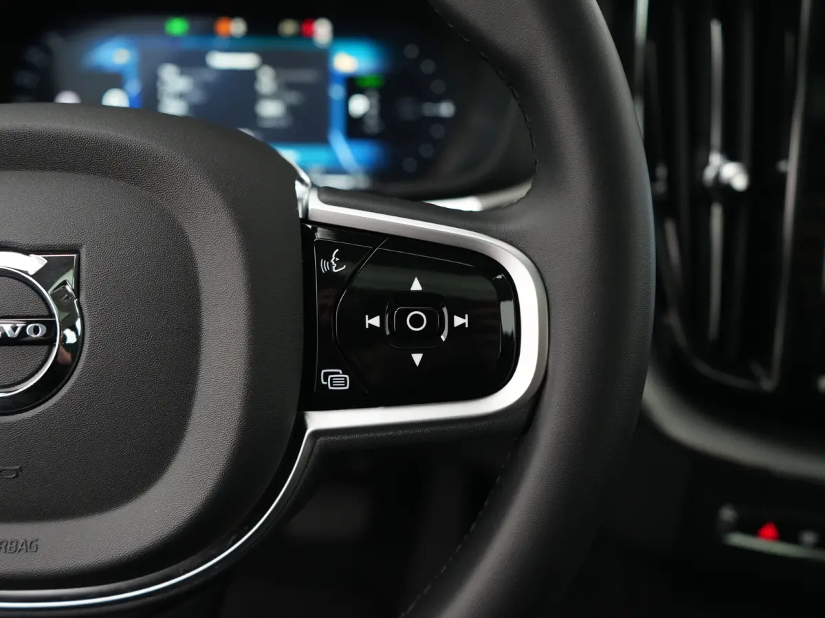 T6 Recharge AWD Plus Dark | Panoramadak | 360° Camera | Trekhaak | All Season | Leder | Keyless