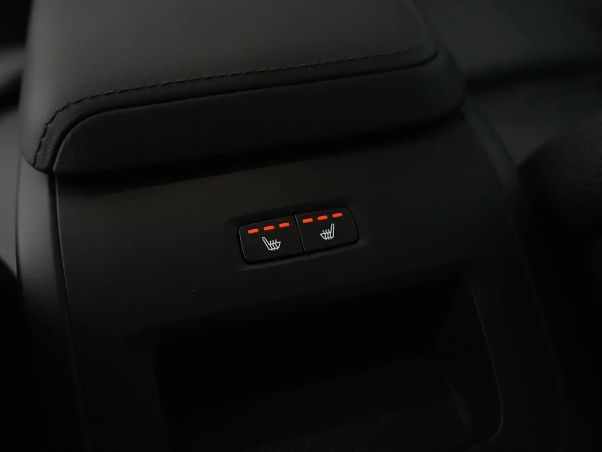 T6 Recharge AWD Plus Dark | Panoramadak | 360° Camera | Trekhaak | All Season | Leder | Keyless