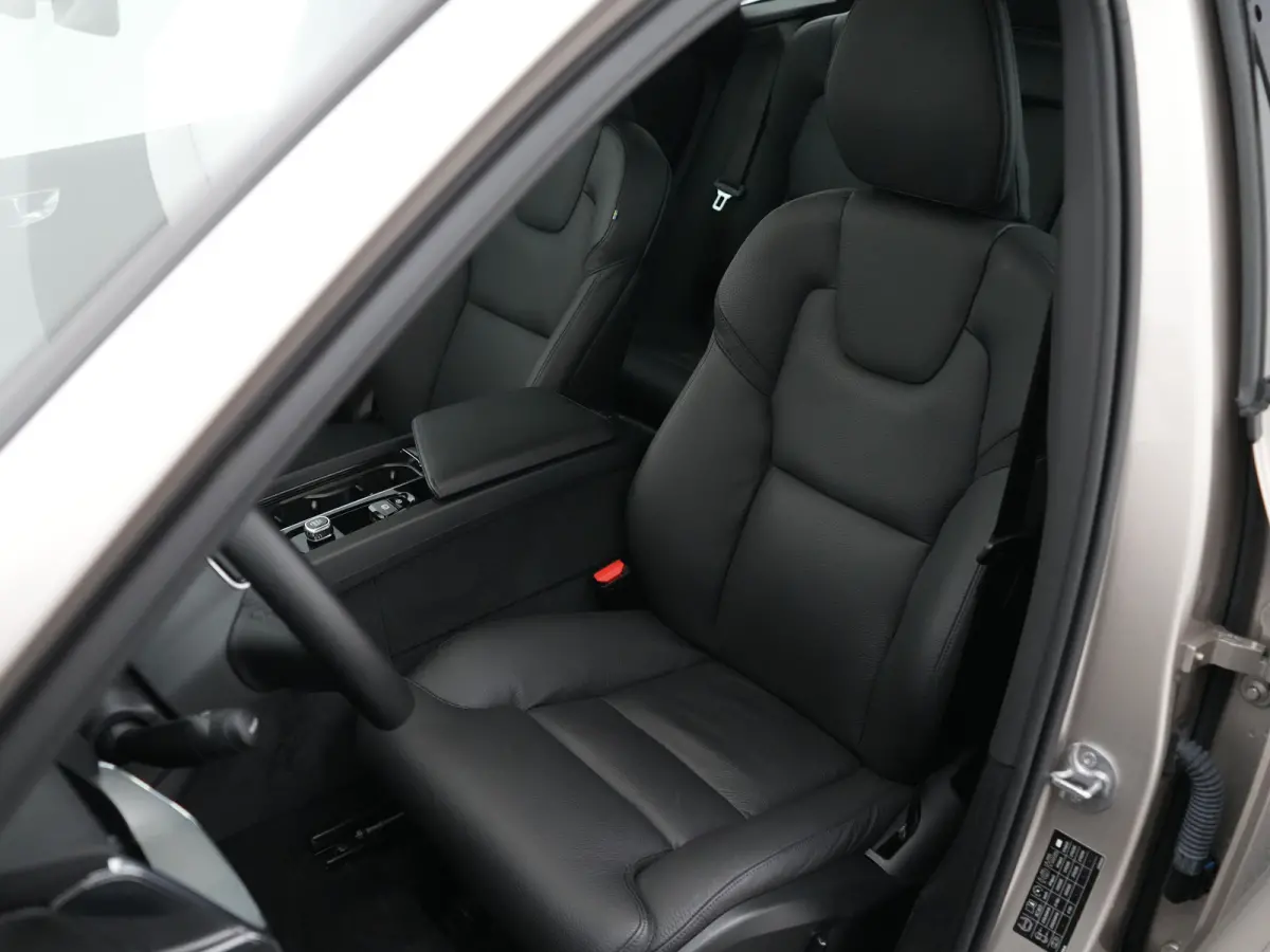 T6 Recharge AWD Plus Dark | Panoramadak | 360° Camera | Trekhaak | All Season | Leder | Keyless