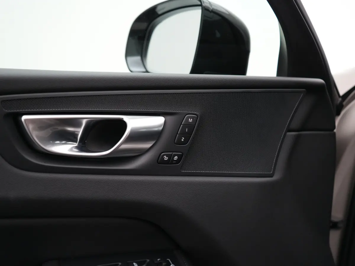 T6 Recharge AWD Plus Dark | Panoramadak | 360° Camera | Trekhaak | All Season | Leder | Keyless