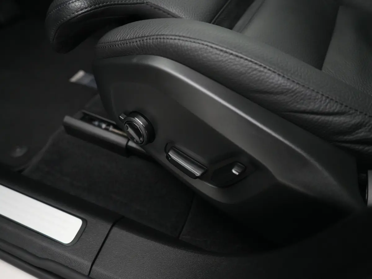 T6 Recharge AWD Plus Dark | Panoramadak | 360° Camera | Trekhaak | All Season | Leder | Keyless