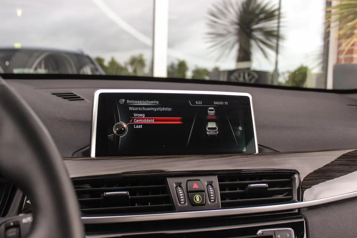 xDrive18d High Executive M Sport | Keyless entry | Camera | Head-up | Navigatie | Stoelverwarming | Alcantara | Park Assistant | LED | Trekhaak | 19 inch | Bluetooth | PDC