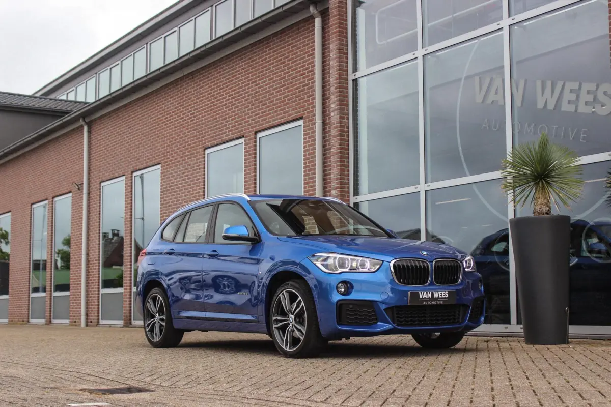 xDrive18d High Executive M Sport | Keyless entry | Camera | Head-up | Navigatie | Stoelverwarming | Alcantara | Park Assistant | LED | Trekhaak | 19 inch | Bluetooth | PDC