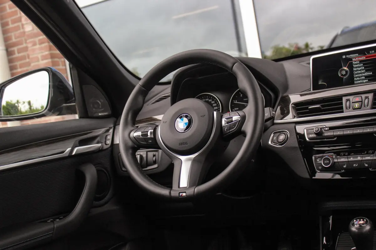 xDrive18d High Executive M Sport | Keyless entry | Camera | Head-up | Navigatie | Stoelverwarming | Alcantara | Park Assistant | LED | Trekhaak | 19 inch | Bluetooth | PDC