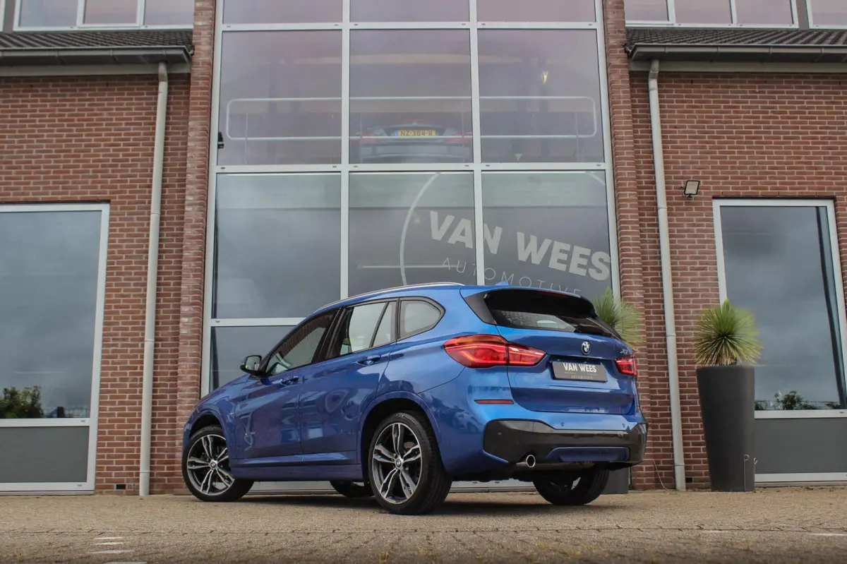 xDrive18d High Executive M Sport | Keyless entry | Camera | Head-up | Navigatie | Stoelverwarming | Alcantara | Park Assistant | LED | Trekhaak | 19 inch | Bluetooth | PDC