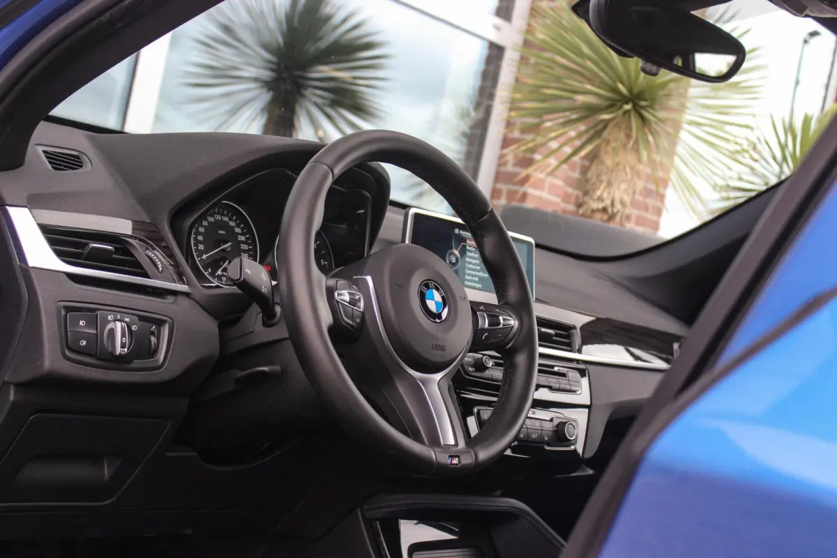 xDrive18d High Executive M Sport | Keyless entry | Camera | Head-up | Navigatie | Stoelverwarming | Alcantara | Park Assistant | LED | Trekhaak | 19 inch | Bluetooth | PDC
