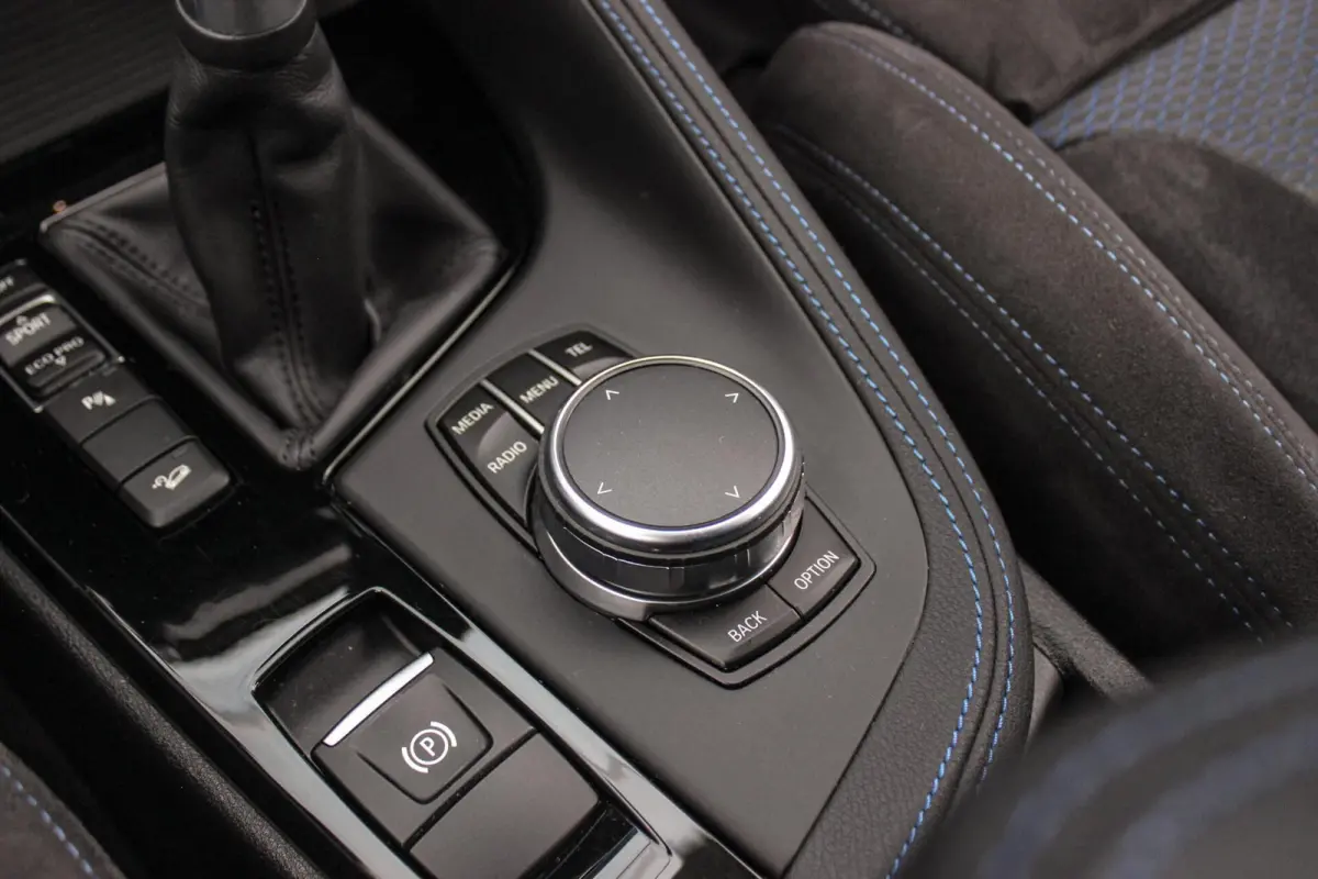 xDrive18d High Executive M Sport | Keyless entry | Camera | Head-up | Navigatie | Stoelverwarming | Alcantara | Park Assistant | LED | Trekhaak | 19 inch | Bluetooth | PDC