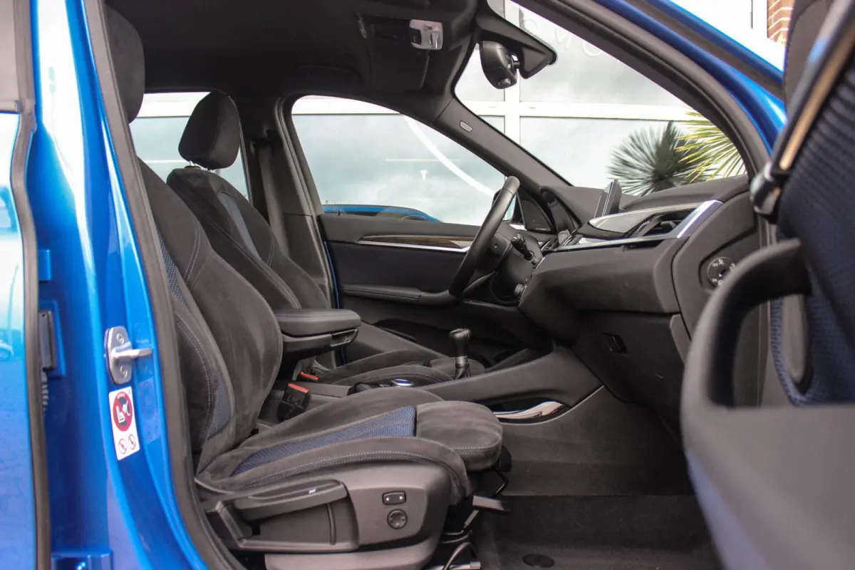 xDrive18d High Executive M Sport | Keyless entry | Camera | Head-up | Navigatie | Stoelverwarming | Alcantara | Park Assistant | LED | Trekhaak | 19 inch | Bluetooth | PDC
